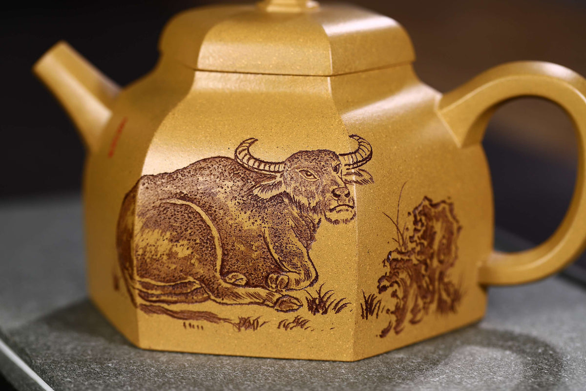 独家段泥新品【牧牛六方】经典的六方壶型，240cc壶身精细刻绘栩栩如生，以之品茗把玩更深入人心！