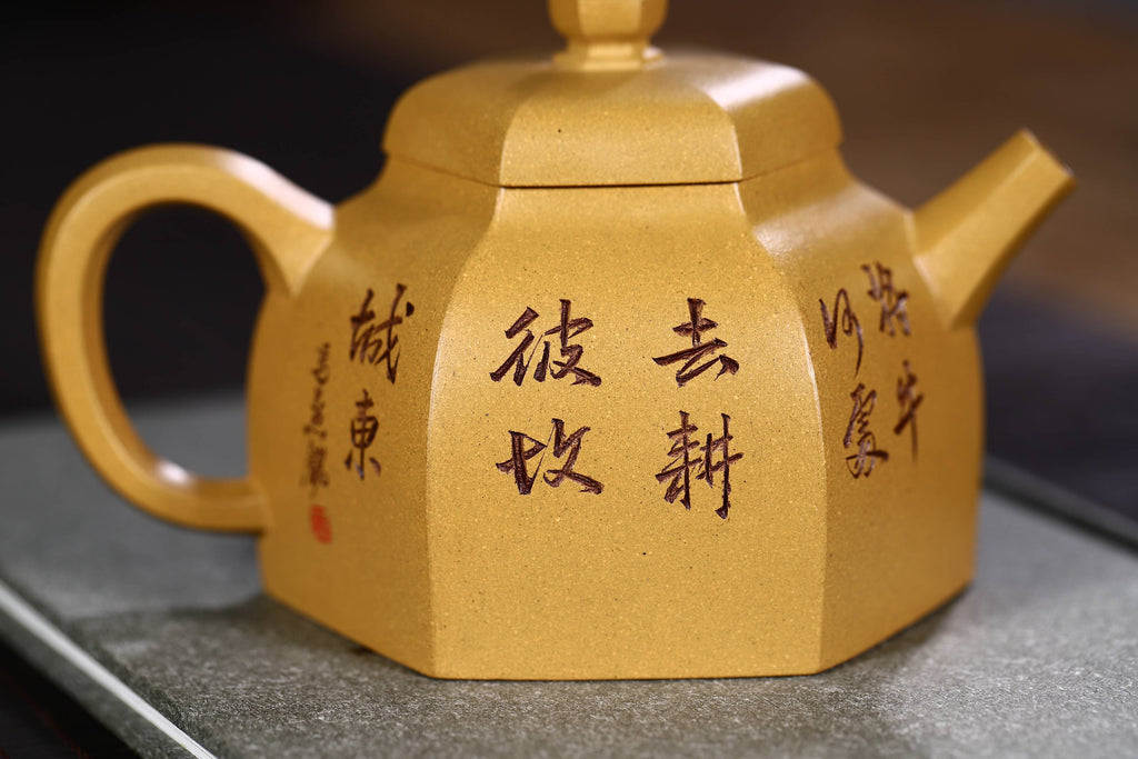 独家段泥新品【牧牛六方】经典的六方壶型，240cc壶身精细刻绘栩栩如生，以之品茗把玩更深入人心！