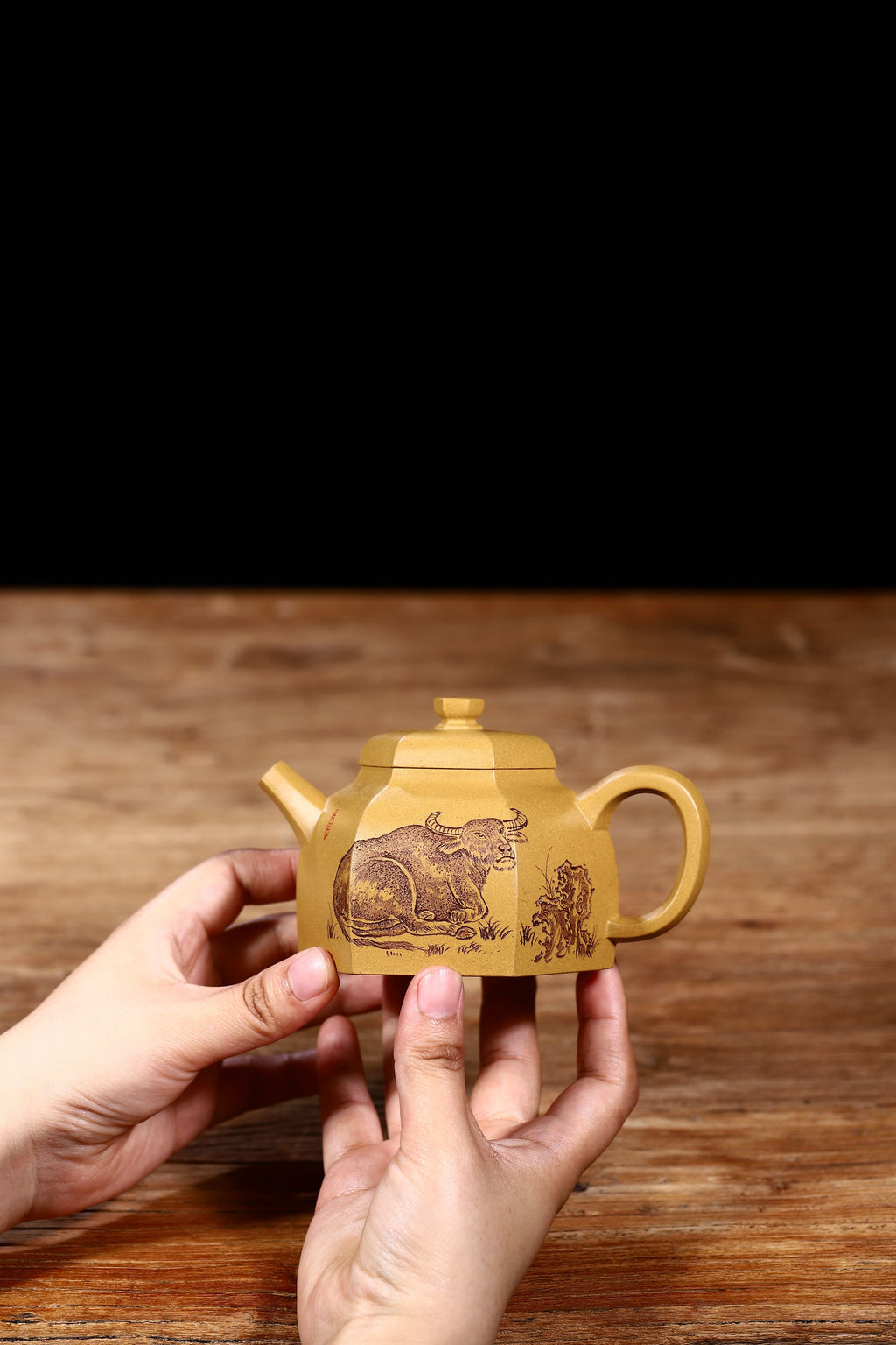 独家段泥新品【牧牛六方】经典的六方壶型，240cc壶身精细刻绘栩栩如生，以之品茗把玩更深入人心！
