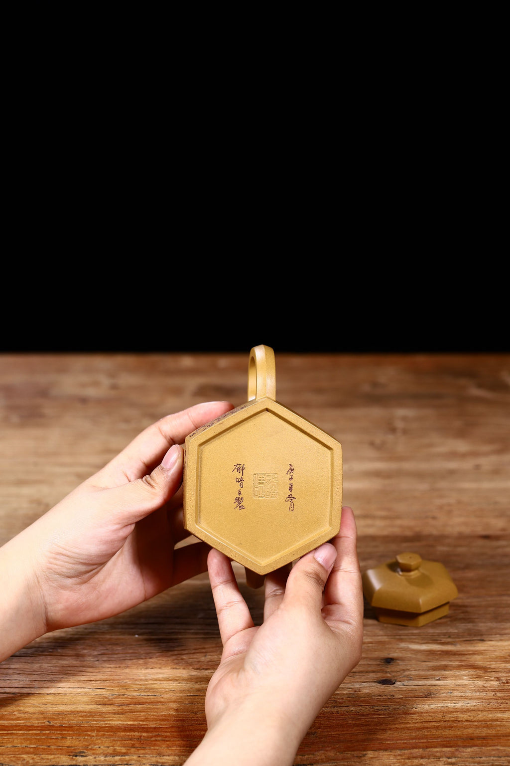 独家段泥新品【牧牛六方】经典的六方壶型，240cc壶身精细刻绘栩栩如生，以之品茗把玩更深入人心！