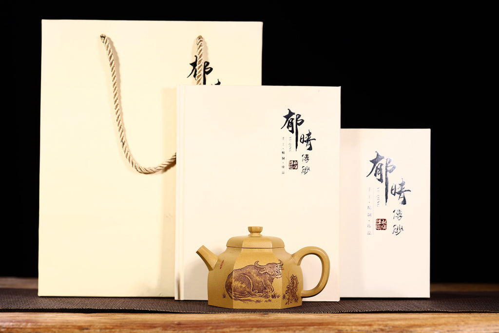 独家段泥新品【牧牛六方】经典的六方壶型，240cc壶身精细刻绘栩栩如生，以之品茗把玩更深入人心！