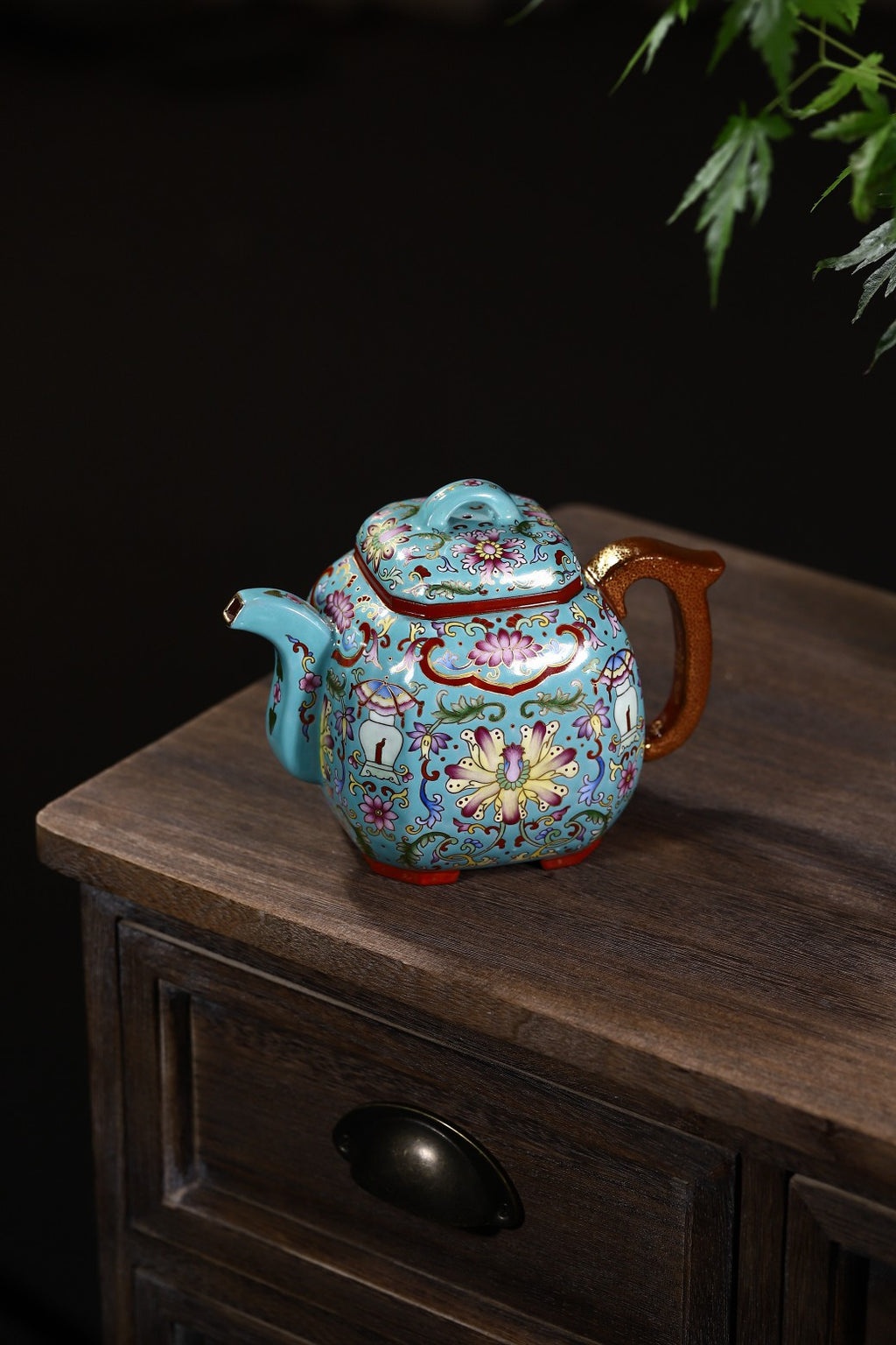 精品雅器，匠心传承！国工独家新品【宝相金莲】770cc！ 此壶为经典传统之方器，是方器中极具代表性的作品