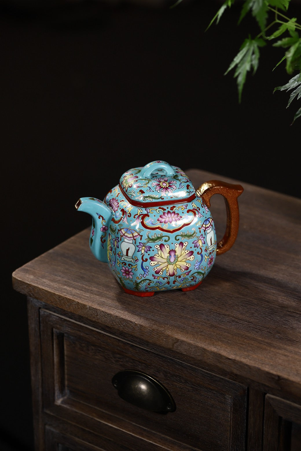 精品雅器，匠心传承！国工独家新品【宝相金莲】770cc！ 此壶为经典传统之方器，是方器中极具代表性的作品