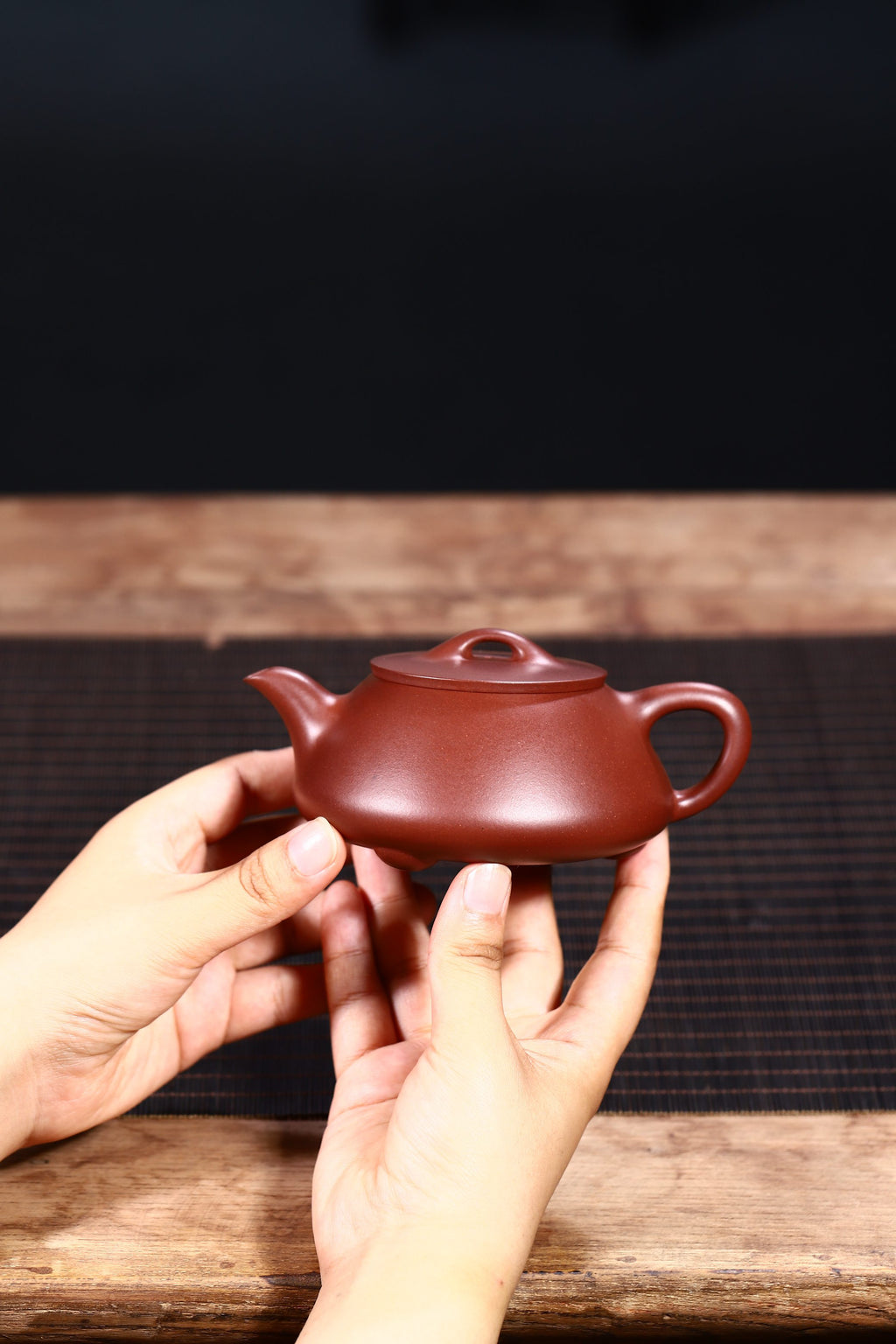 独家经典美器【海棠瓢】珍藏紫泥制 250cc，壶身采用传统石瓢造型，制作精工，口盖准缝