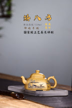 经典方器壶型【矮八方】作品方中亦圆，圆中亦方，黄金段泥手工制作，四足沉稳。整把壶泥绘超然洒脱，祥和浑厚。210cc！