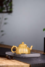 经典方器壶型【矮八方】作品方中亦圆，圆中亦方，黄金段泥手工制作，四足沉稳。整把壶泥绘超然洒脱，祥和浑厚。210cc！