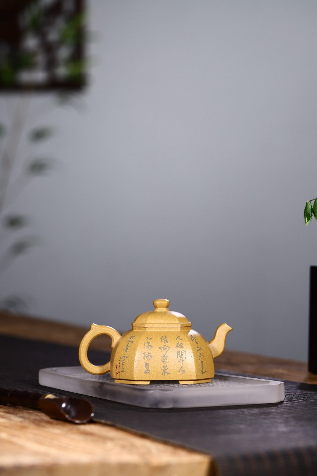 经典方器壶型【矮八方】作品方中亦圆，圆中亦方，黄金段泥手工制作，四足沉稳。整把壶泥绘超然洒脱，祥和浑厚。210cc！