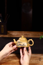 经典方器壶型【矮八方】作品方中亦圆，圆中亦方，黄金段泥手工制作，四足沉稳。整把壶泥绘超然洒脱，祥和浑厚。210cc！