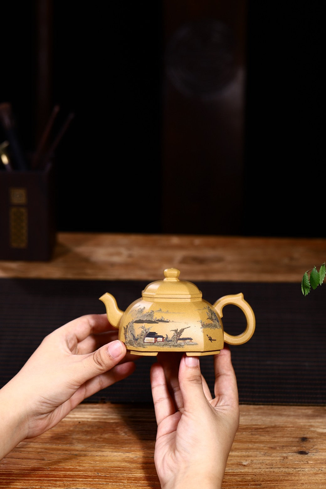 经典方器壶型【矮八方】作品方中亦圆，圆中亦方，黄金段泥手工制作，四足沉稳。整把壶泥绘超然洒脱，祥和浑厚。210cc！