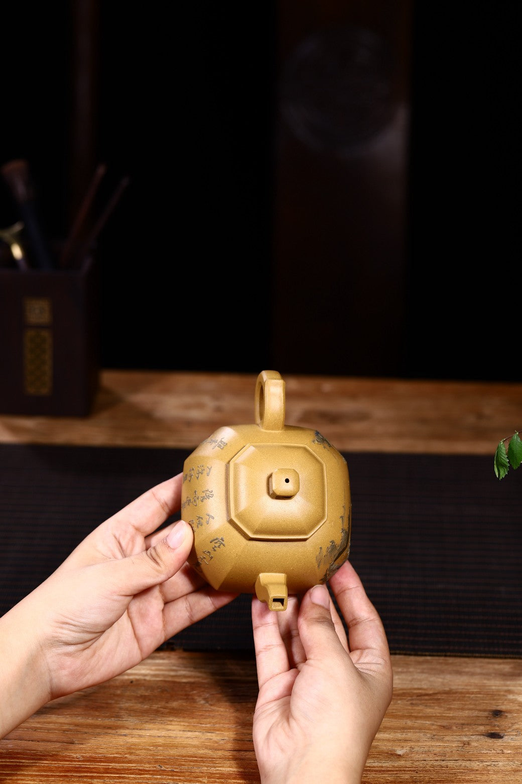 经典方器壶型【矮八方】作品方中亦圆，圆中亦方，黄金段泥手工制作，四足沉稳。整把壶泥绘超然洒脱，祥和浑厚。210cc！