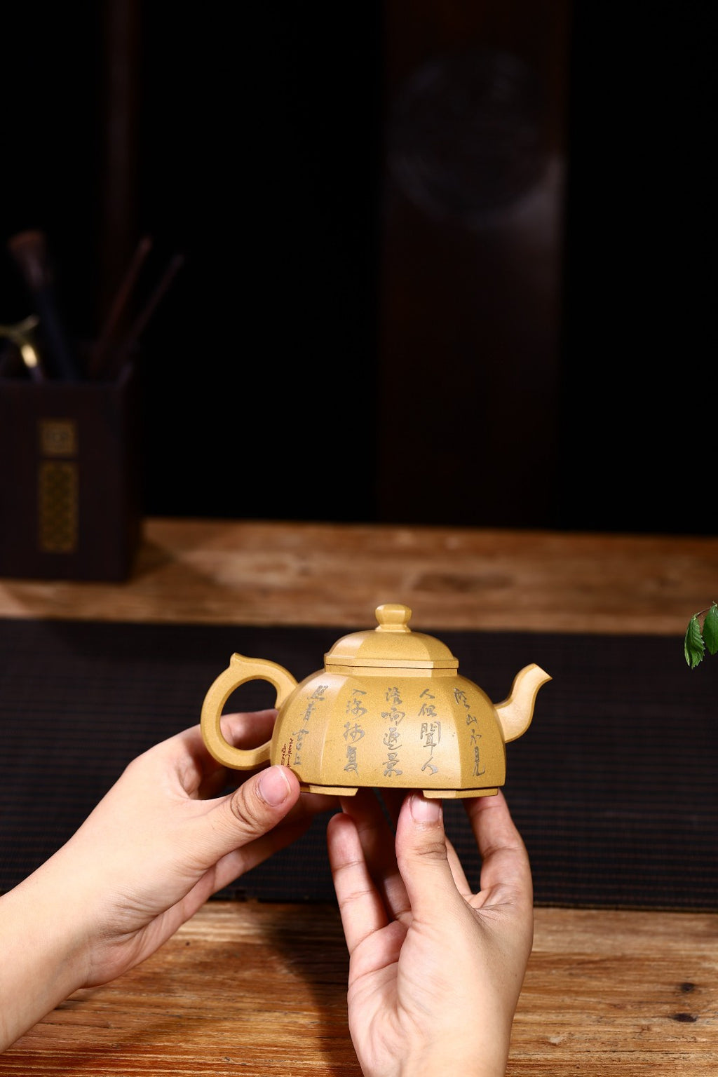 经典方器壶型【矮八方】作品方中亦圆，圆中亦方，黄金段泥手工制作，四足沉稳。整把壶泥绘超然洒脱，祥和浑厚。210cc！