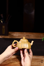 经典方器壶型【矮八方】作品方中亦圆，圆中亦方，黄金段泥手工制作，四足沉稳。整把壶泥绘超然洒脱，祥和浑厚。210cc！