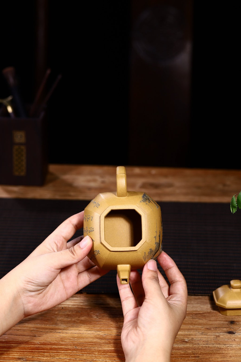 经典方器壶型【矮八方】作品方中亦圆，圆中亦方，黄金段泥手工制作，四足沉稳。整把壶泥绘超然洒脱，祥和浑厚。210cc！