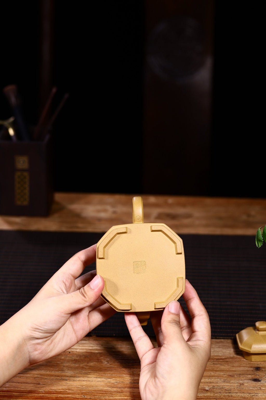 经典方器壶型【矮八方】作品方中亦圆，圆中亦方，黄金段泥手工制作，四足沉稳。整把壶泥绘超然洒脱，祥和浑厚。210cc！