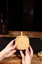 经典方器壶型【矮八方】作品方中亦圆，圆中亦方，黄金段泥手工制作，四足沉稳。整把壶泥绘超然洒脱，祥和浑厚。210cc！