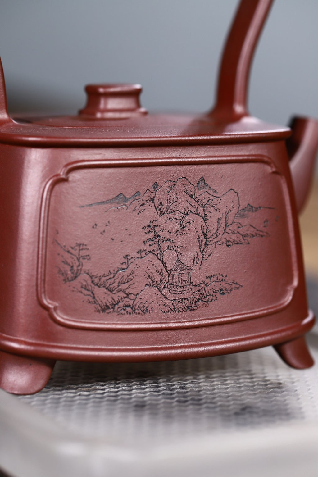 独家方形提梁美器【江山如画】原矿紫泥制 380cc，四方壶型大方得体，稳重有度。壶身刻绘江山图，提梁横跨壶肩两端，气势恢宏！