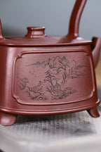 独家方形提梁美器【江山如画】原矿紫泥制 380cc，四方壶型大方得体，稳重有度。壶身刻绘江山图，提梁横跨壶肩两端，气势恢宏！