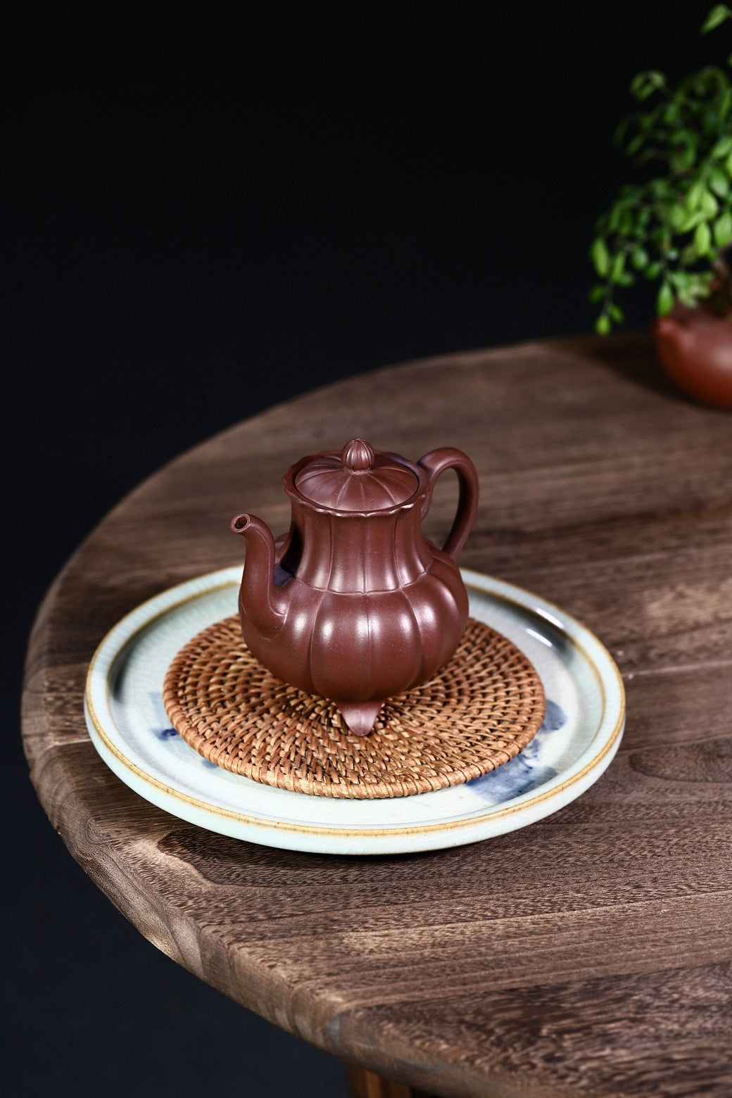 收藏重器【三足菱花】原矿紫泥制 290cc，整体古韵油然而生，足部呈三角菱形，制作精巧，落地稳重。