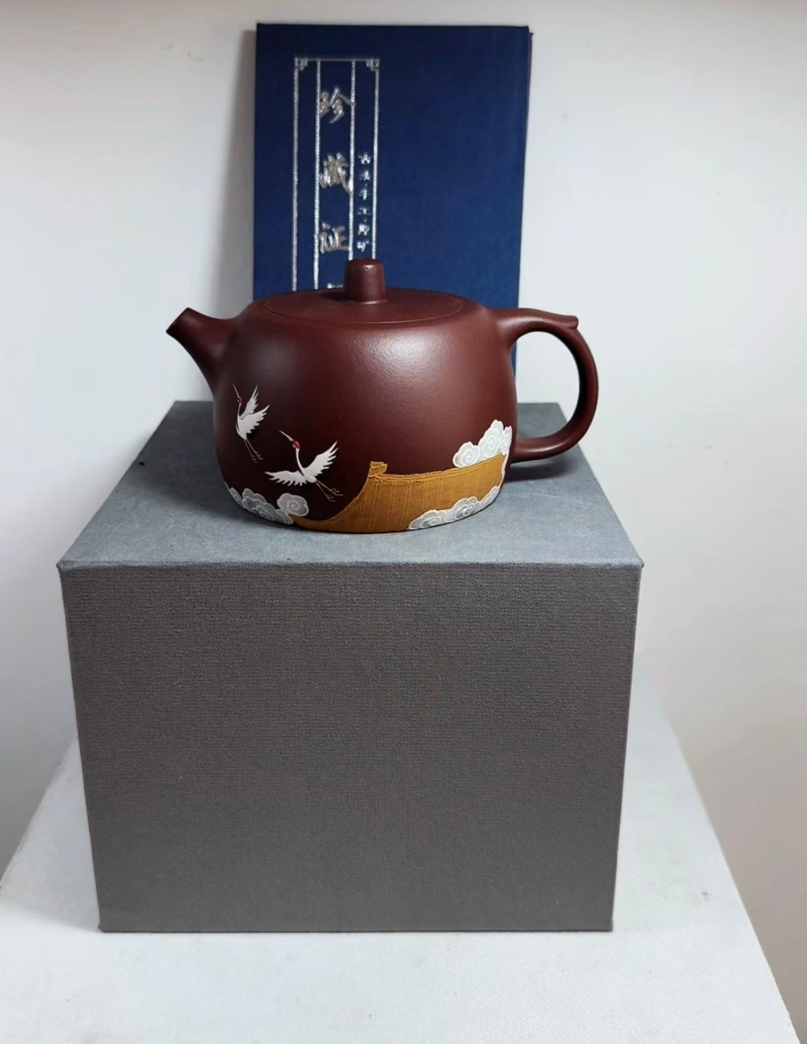 精品壶 井栏·经典壶 容量：180cc 原矿老紫泥水色油润 作者：王老师 型体经典 成型难度大 泡养效果出彩 大口卡盖 出水爽利 上手把玩舒适