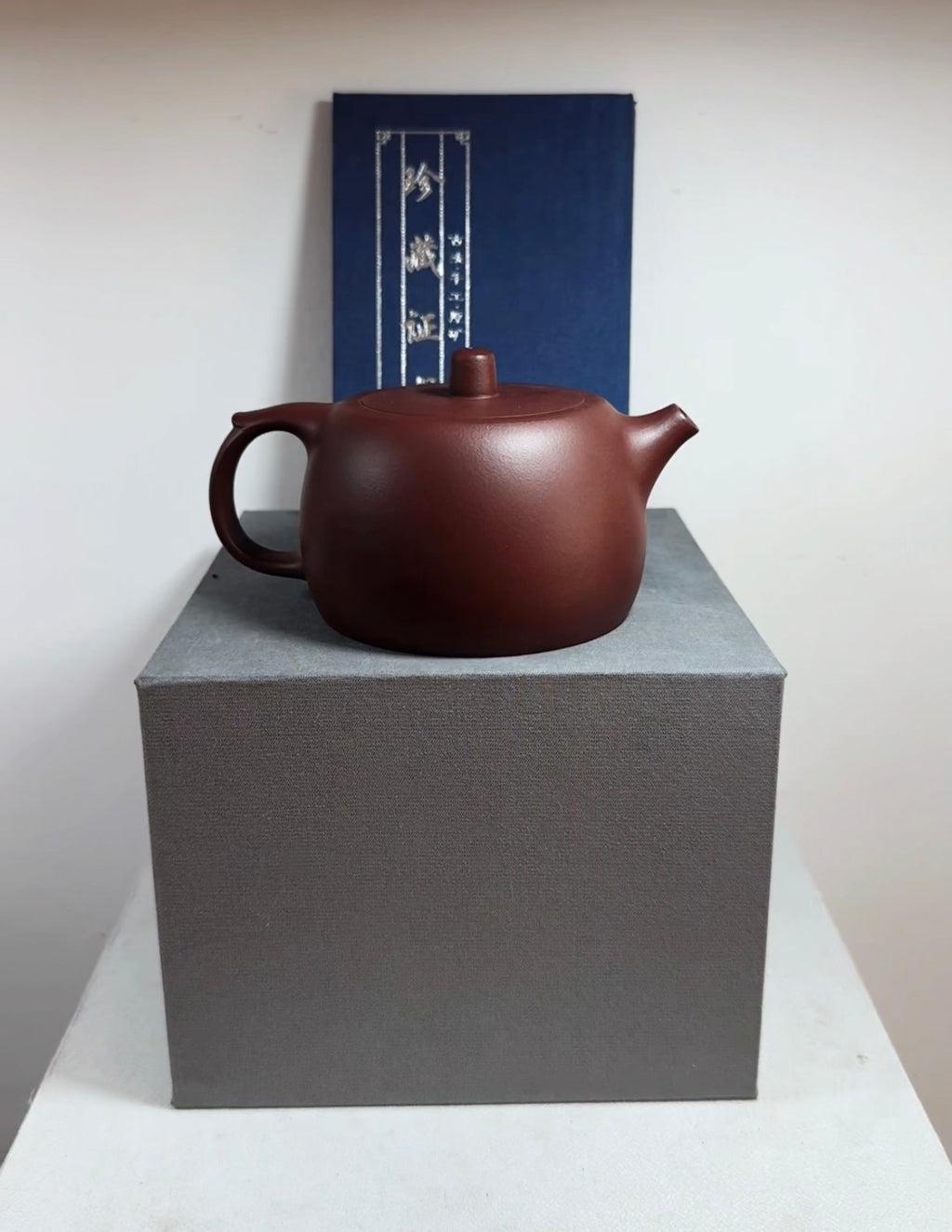 精品壶 井栏·经典壶 容量：180cc 原矿老紫泥水色油润 作者：王老师 型体经典 成型难度大 泡养效果出彩 大口卡盖 出水爽利 上手把玩舒适