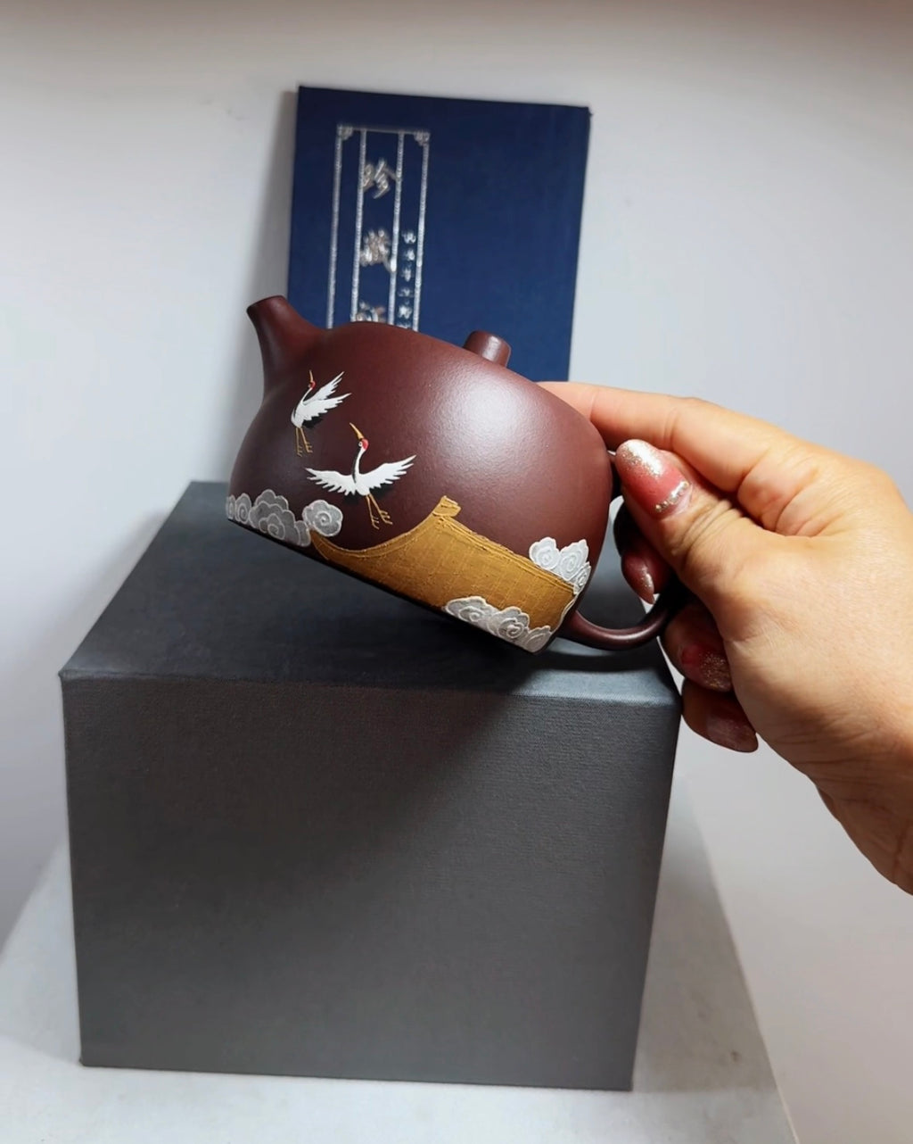 精品壶 井栏·经典壶 容量：180cc 原矿老紫泥水色油润 作者：王老师 型体经典 成型难度大 泡养效果出彩 大口卡盖 出水爽利 上手把玩舒适