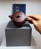 精品壶 井栏·经典壶 容量：180cc 原矿老紫泥水色油润 作者：王老师 型体经典 成型难度大 泡养效果出彩 大口卡盖 出水爽利 上手把玩舒适