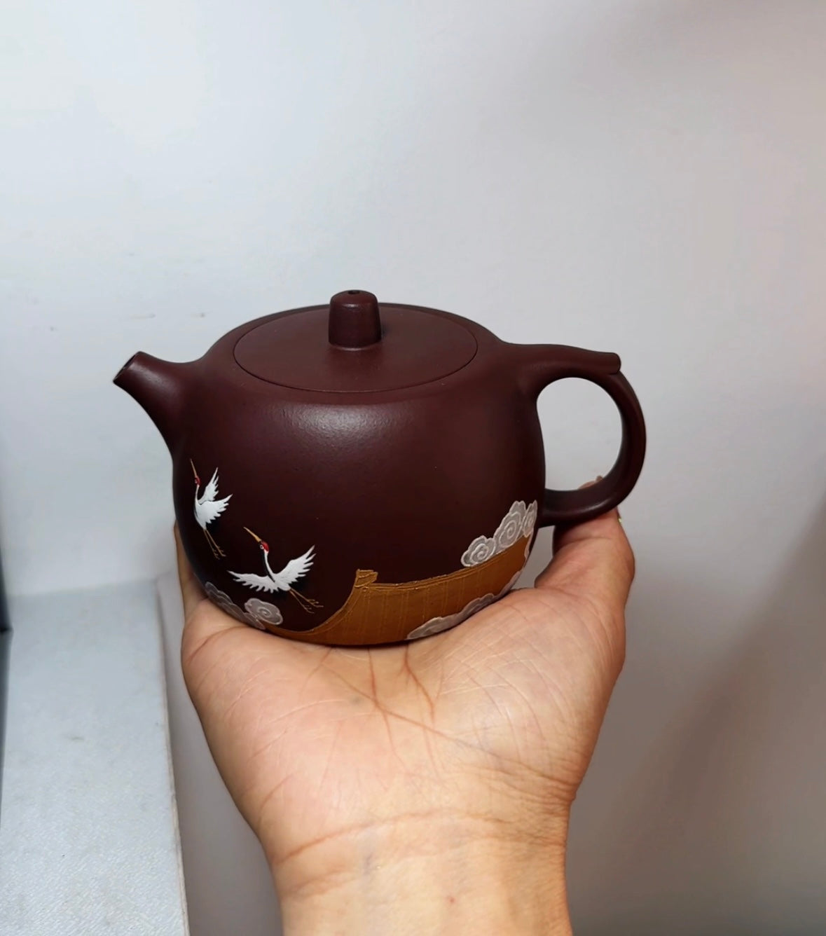 精品壶 井栏·经典壶 容量：180cc 原矿老紫泥水色油润 作者：王老师 型体经典 成型难度大 泡养效果出彩 大口卡盖 出水爽利 上手把玩舒适