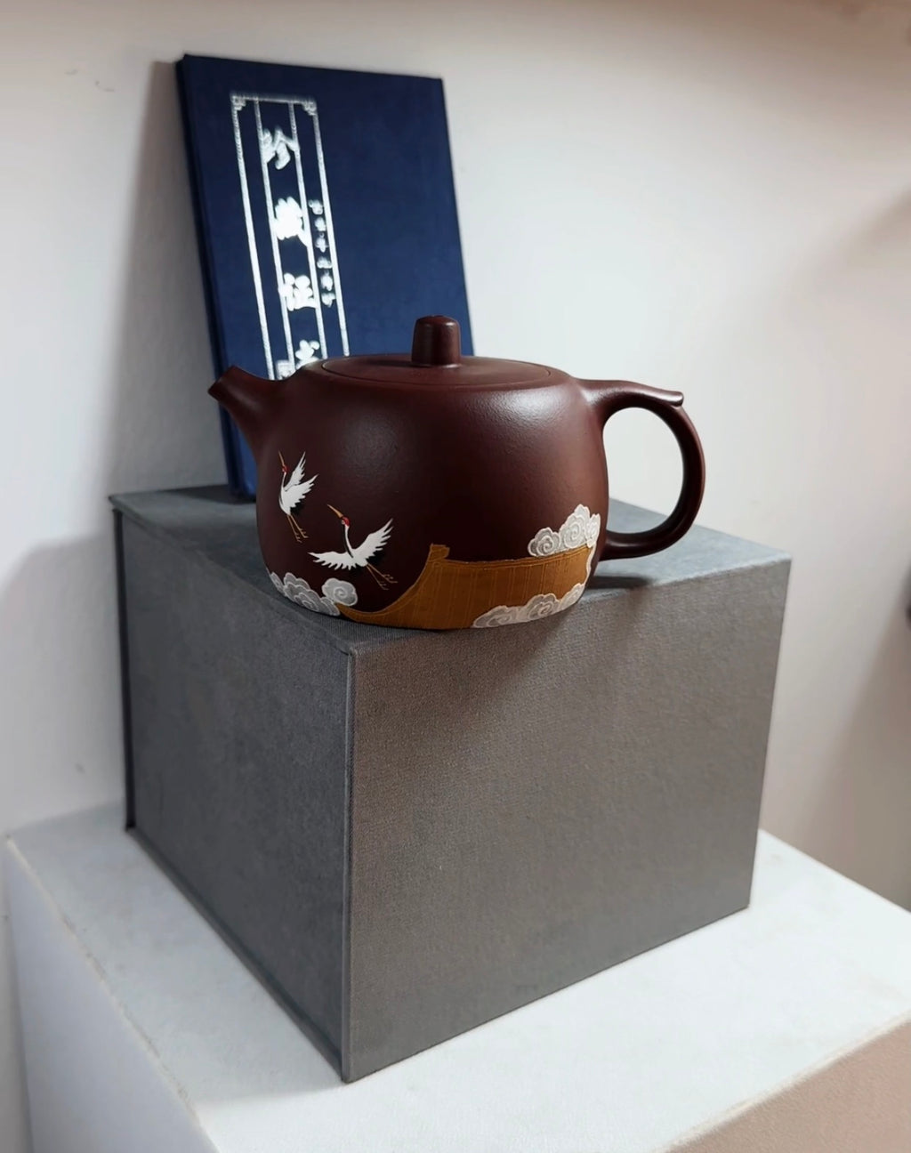 精品壶 井栏·经典壶 容量：180cc 原矿老紫泥水色油润 作者：王老师 型体经典 成型难度大 泡养效果出彩 大口卡盖 出水爽利 上手把玩舒适