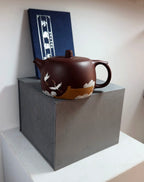 精品壶 井栏·经典壶 容量：180cc 原矿老紫泥水色油润 作者：王老师 型体经典 成型难度大 泡养效果出彩 大口卡盖 出水爽利 上手把玩舒适