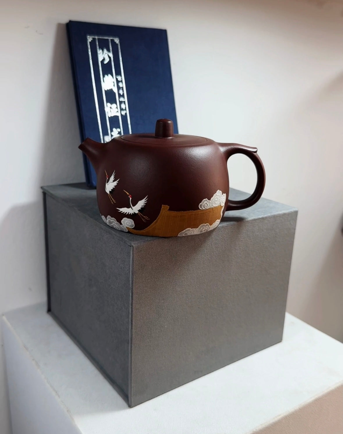 精品壶 井栏·经典壶 容量：180cc 原矿老紫泥水色油润 作者：王老师 型体经典 成型难度大 泡养效果出彩 大口卡盖 出水爽利 上手把玩舒适