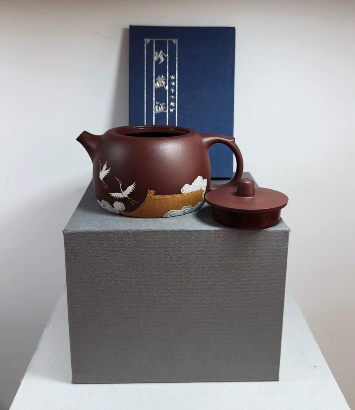 精品壶 井栏·经典壶 容量：180cc 原矿老紫泥水色油润 作者：王老师 型体经典 成型难度大 泡养效果出彩 大口卡盖 出水爽利 上手把玩舒适