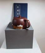 精品壶 井栏·经典壶 容量：180cc 原矿老紫泥水色油润 作者：王老师 型体经典 成型难度大 泡养效果出彩 大口卡盖 出水爽利 上手把玩舒适