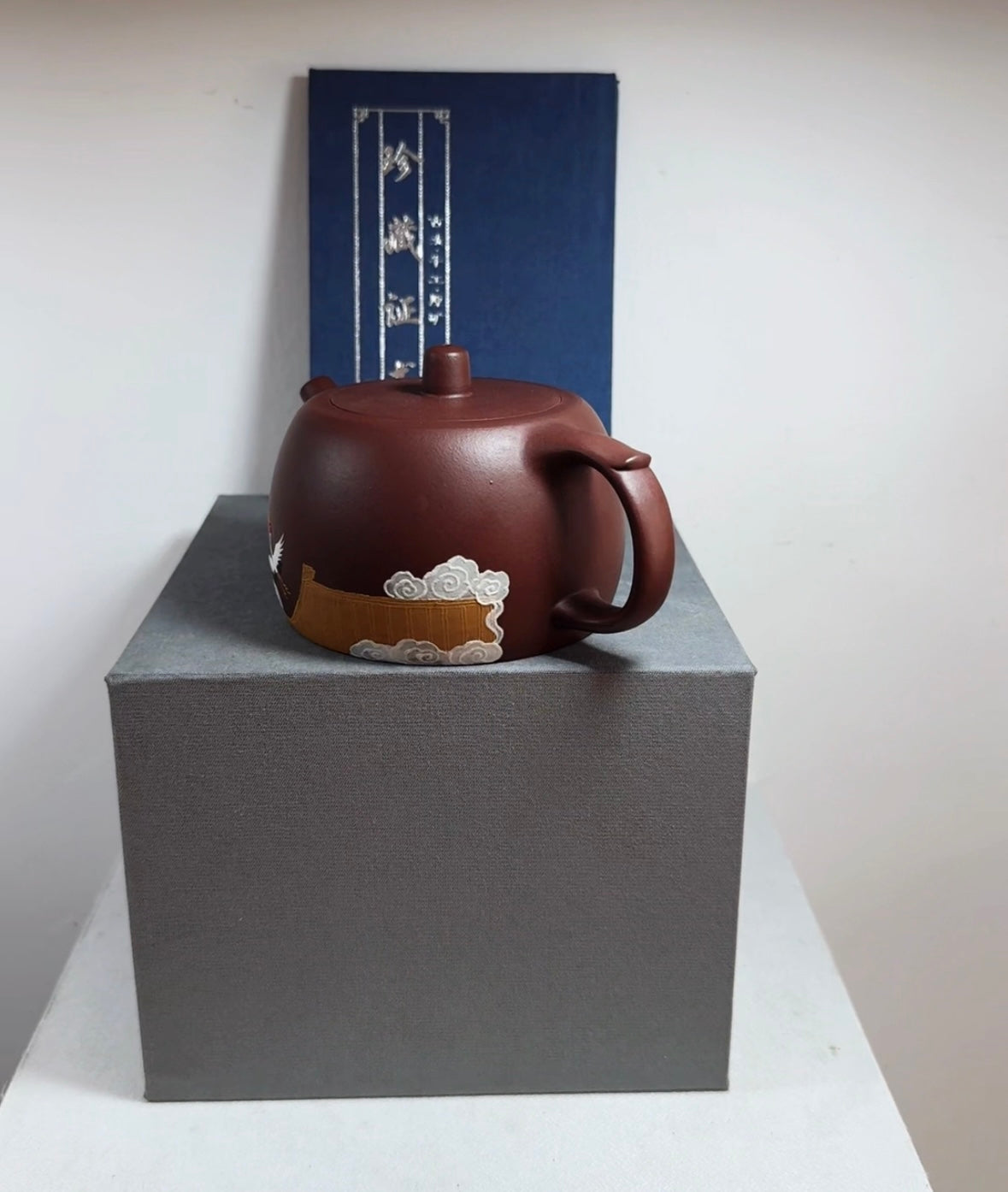 精品壶 井栏·经典壶 容量：180cc 原矿老紫泥水色油润 作者：王老师 型体经典 成型难度大 泡养效果出彩 大口卡盖 出水爽利 上手把玩舒适
