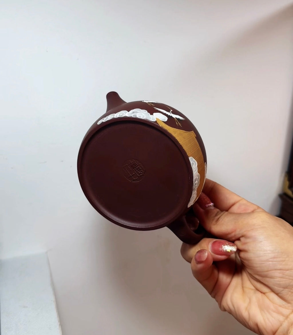 精品壶 井栏·经典壶 容量：180cc 原矿老紫泥水色油润 作者：王老师 型体经典 成型难度大 泡养效果出彩 大口卡盖 出水爽利 上手把玩舒适