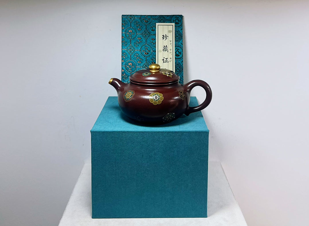 纯手工制作【琅彩描金仿古】🔥 容量：200cc 泥料：原矿紫泥 此壶传统壶型仿古壶。壶身描金，点缀珐琅彩图案