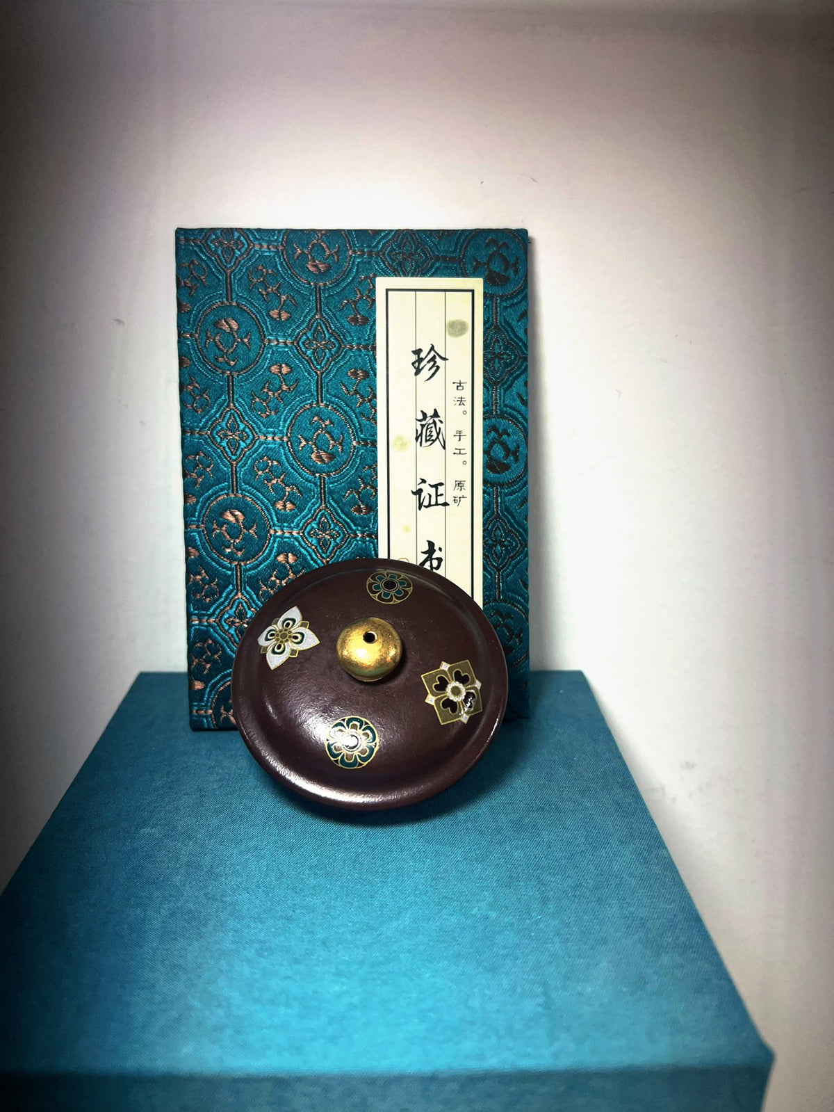 纯手工制作【琅彩描金仿古】🔥 容量：200cc 泥料：原矿紫泥 此壶传统壶型仿古壶。壶身描金，点缀珐琅彩图案