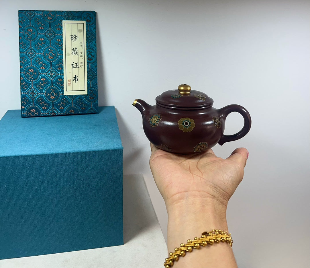 纯手工制作【琅彩描金仿古】🔥 容量：200cc 泥料：原矿紫泥 此壶传统壶型仿古壶。壶身描金，点缀珐琅彩图案