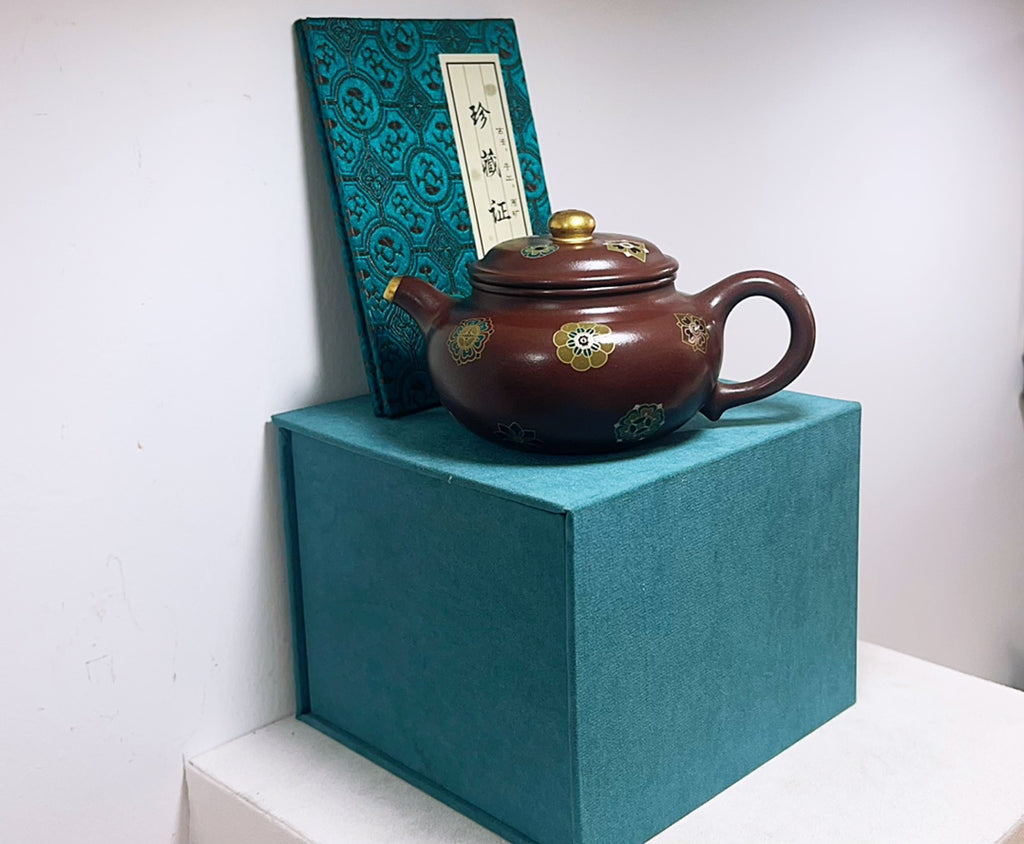 纯手工制作【琅彩描金仿古】🔥 容量：200cc 泥料：原矿紫泥 此壶传统壶型仿古壶。壶身描金，点缀珐琅彩图案