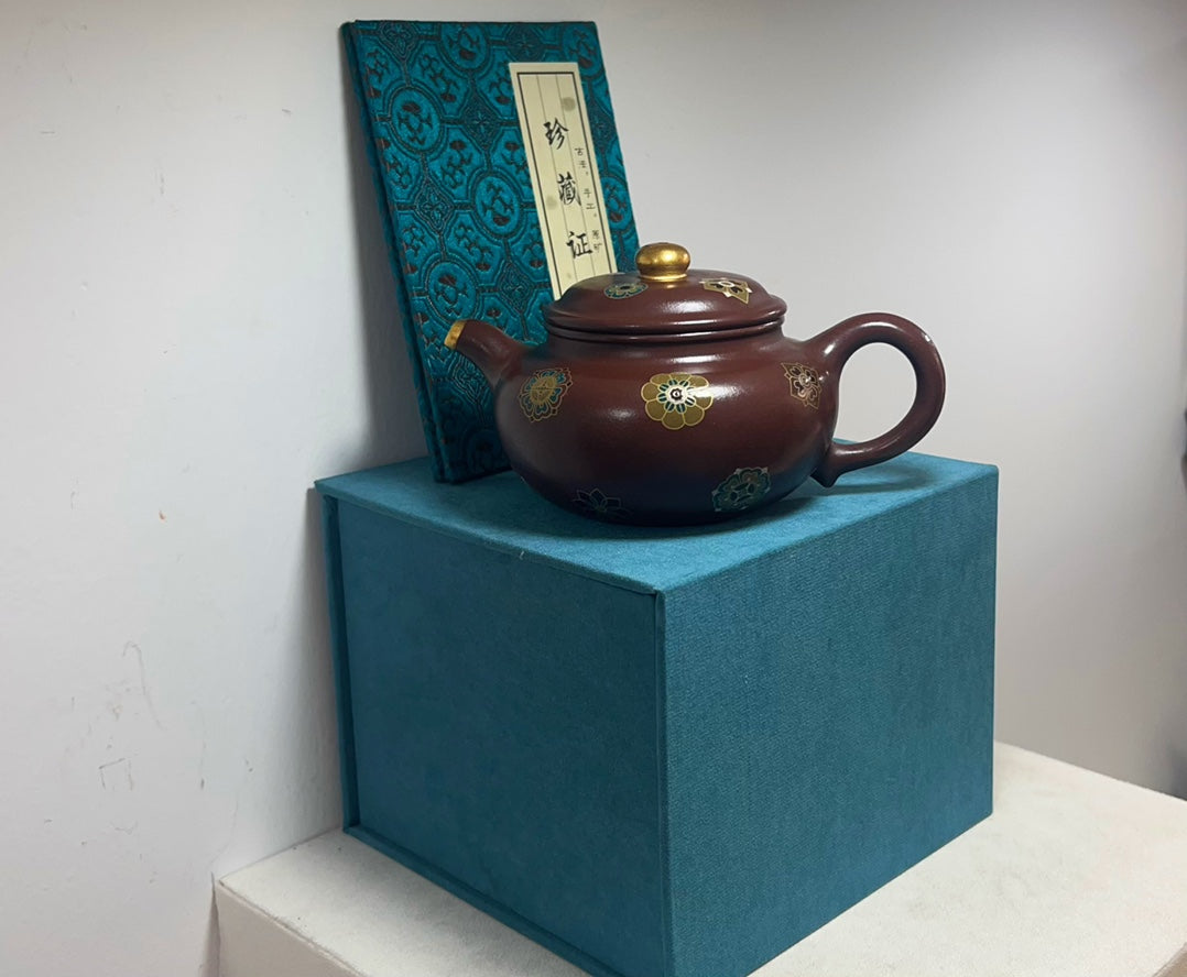 纯手工制作【琅彩描金仿古】🔥 容量：200cc 泥料：原矿紫泥 此壶传统壶型仿古壶。壶身描金，点缀珐琅彩图案