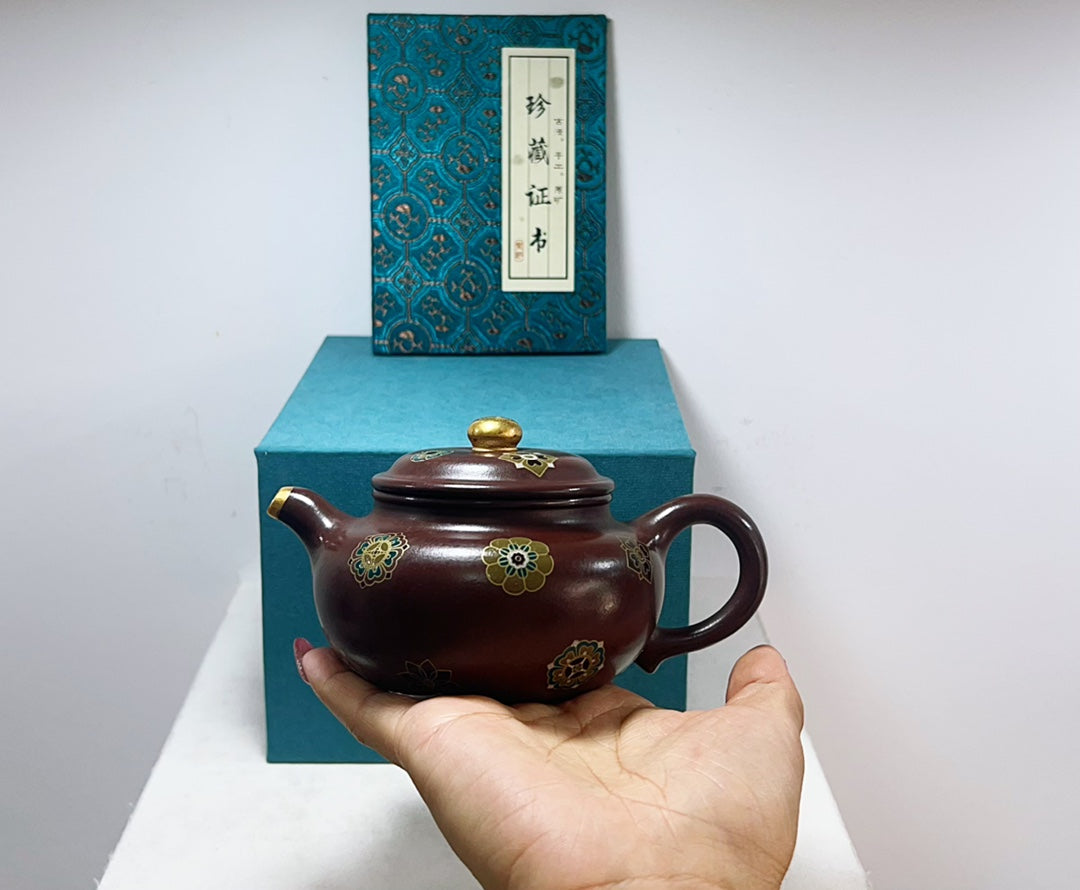 纯手工制作【琅彩描金仿古】🔥 容量：200cc 泥料：原矿紫泥 此壶传统壶型仿古壶。壶身描金，点缀珐琅彩图案
