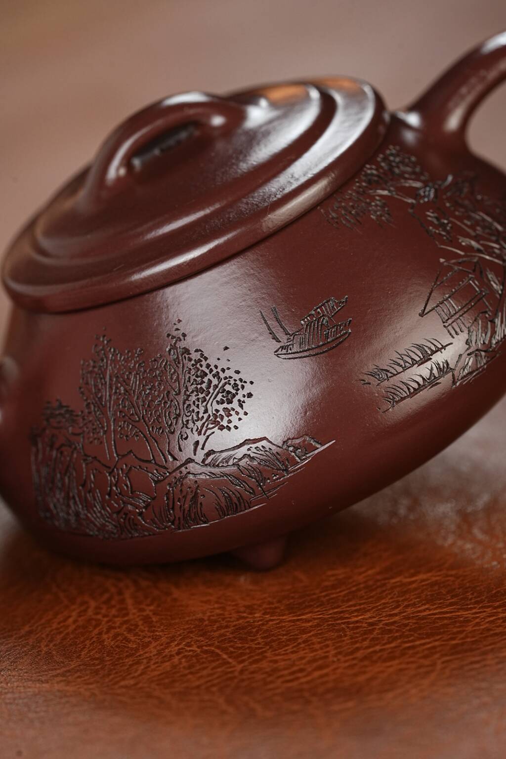 双工合作；双证书；范家一脉-大生传人，收藏佳品！！！准研高 收藏作品：【纳瓢】 作者：范锡军（国家高级工艺美术师） 泥料：原矿紫朱泥（家藏老料） 容量：140cc 刻绘：韩小虎（研高双省名人） 全手工亲制