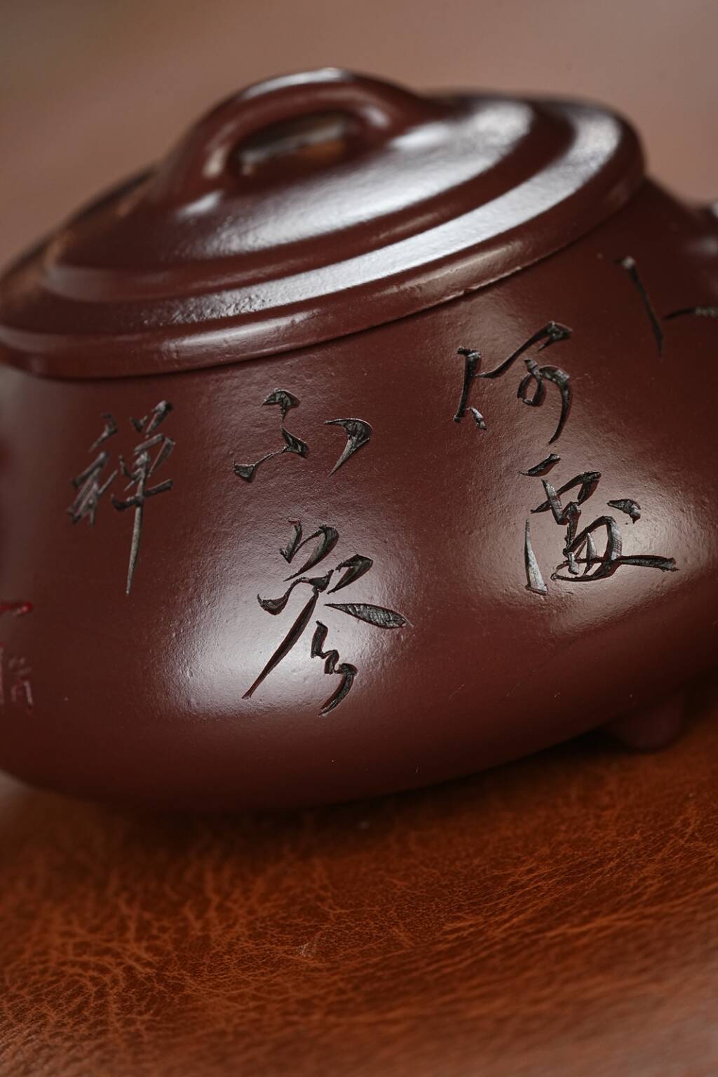 双工合作；双证书；范家一脉-大生传人，收藏佳品！！！准研高 收藏作品：【纳瓢】 作者：范锡军（国家高级工艺美术师） 泥料：原矿紫朱泥（家藏老料） 容量：140cc 刻绘：韩小虎（研高双省名人） 全手工亲制