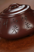 双工合作；双证书；范家一脉-大生传人，收藏佳品！！！准研高 收藏作品：【纳瓢】 作者：范锡军（国家高级工艺美术师） 泥料：原矿紫朱泥（家藏老料） 容量：140cc 刻绘：韩小虎（研高双省名人） 全手工亲制