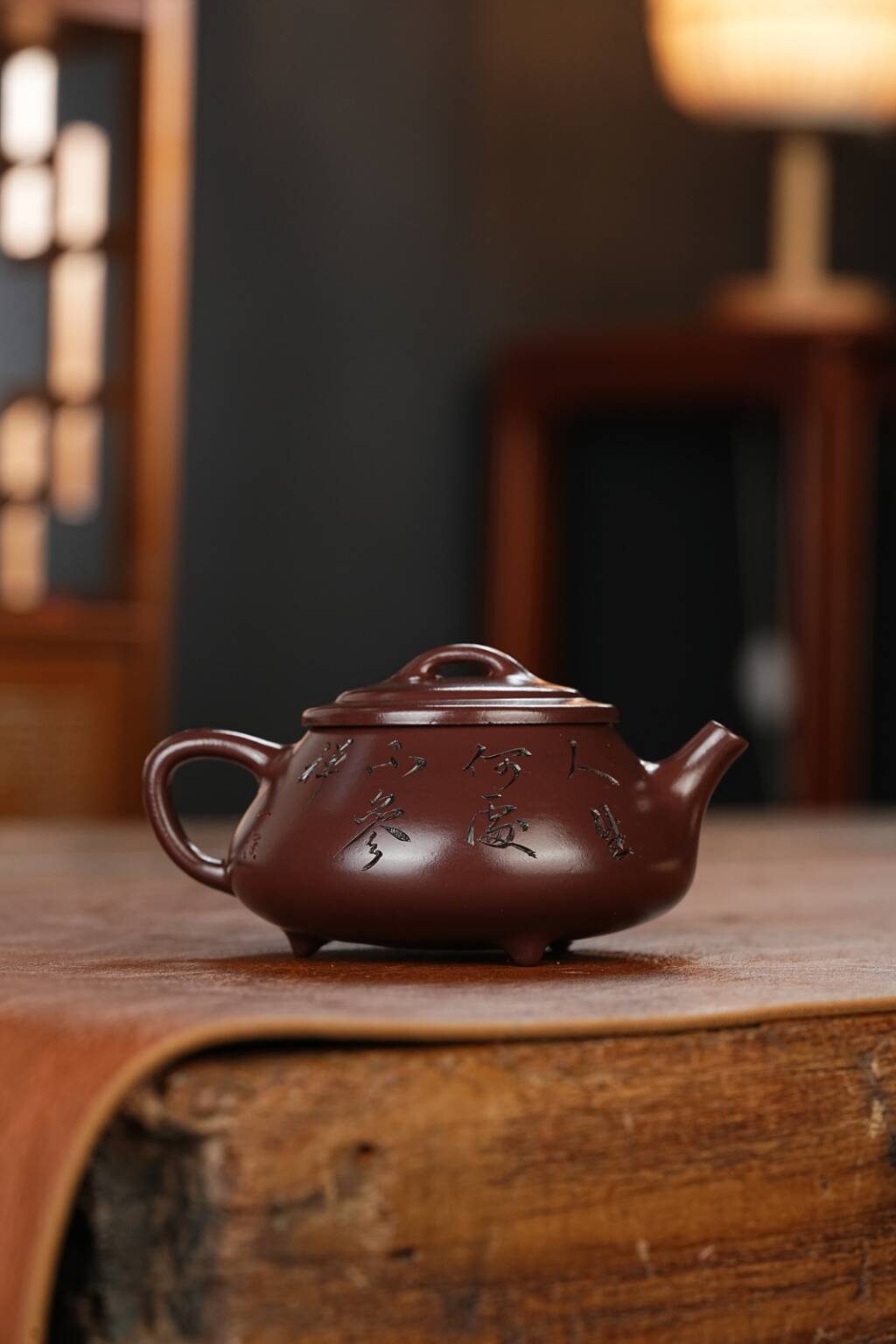 双工合作；双证书；范家一脉-大生传人，收藏佳品！！！准研高 收藏作品：【纳瓢】 作者：范锡军（国家高级工艺美术师） 泥料：原矿紫朱泥（家藏老料） 容量：140cc 刻绘：韩小虎（研高双省名人） 全手工亲制