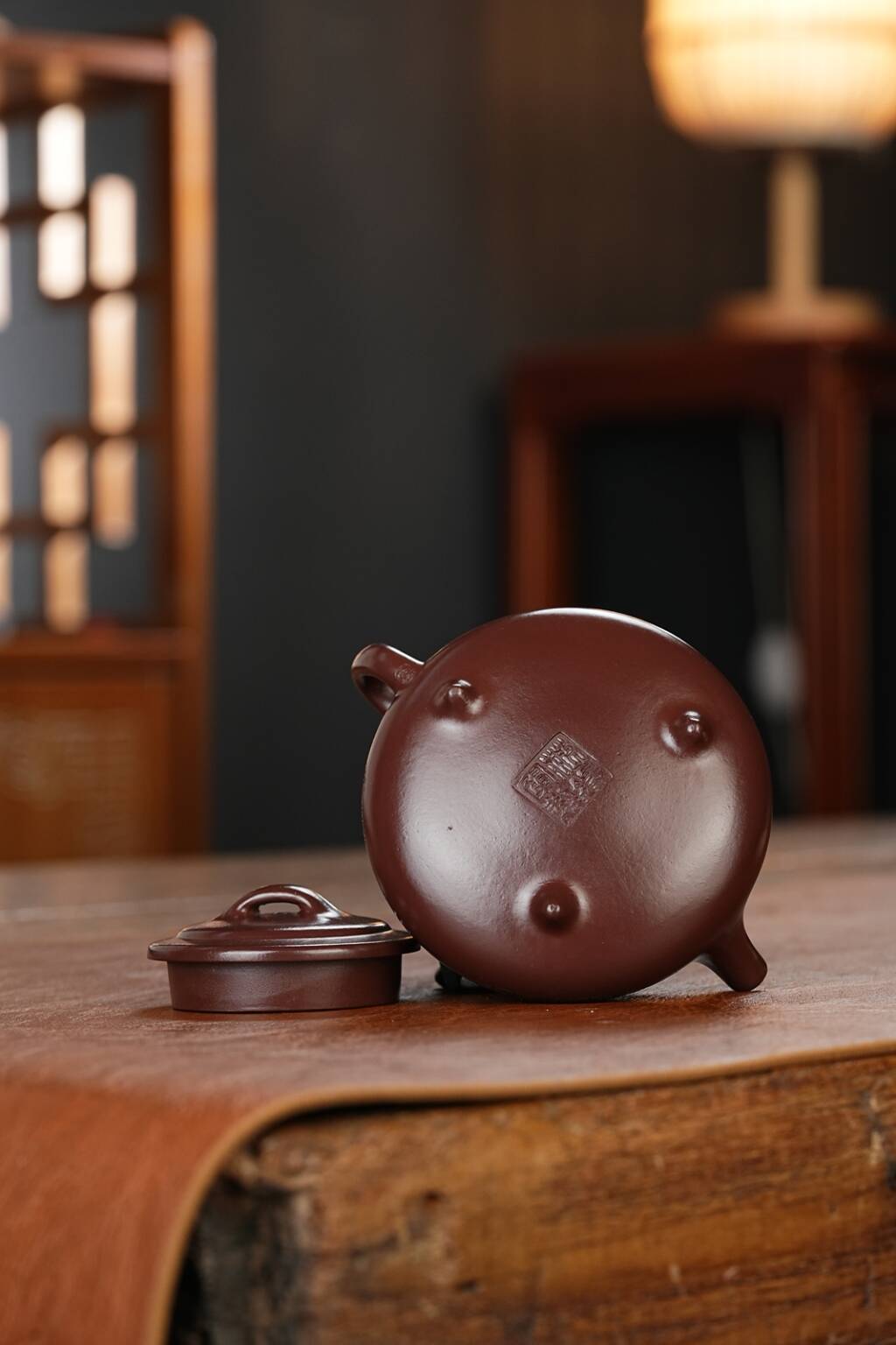 双工合作；双证书；范家一脉-大生传人，收藏佳品！！！准研高 收藏作品：【纳瓢】 作者：范锡军（国家高级工艺美术师） 泥料：原矿紫朱泥（家藏老料） 容量：140cc 刻绘：韩小虎（研高双省名人） 全手工亲制