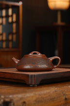 双工合作；双证书；范家一脉-大生传人，收藏佳品 准研高 收藏作品：【纳瓢】 作者：范锡军（国家高级工艺美术师） 泥料：文革泥（家藏老料） 容量：200cc 刻绘：韩小虎（研高双省名人） 全手工亲制