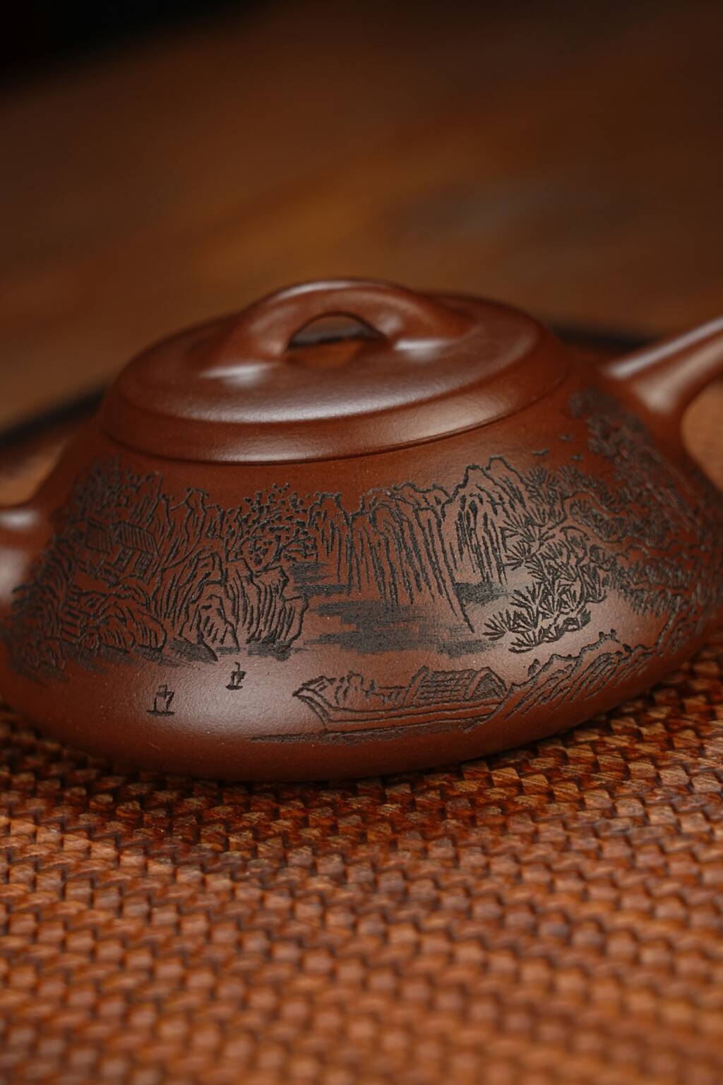 双工合作；双证书；范家一脉-大生传人，收藏佳品 准研高 收藏作品：【纳瓢】 作者：范锡军（国家高级工艺美术师） 泥料：文革泥（家藏老料） 容量：200cc 刻绘：韩小虎（研高双省名人） 全手工亲制