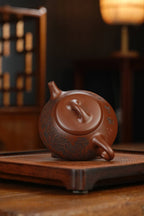 双工合作；双证书；范家一脉-大生传人，收藏佳品 准研高 收藏作品：【纳瓢】 作者：范锡军（国家高级工艺美术师） 泥料：文革泥（家藏老料） 容量：200cc 刻绘：韩小虎（研高双省名人） 全手工亲制