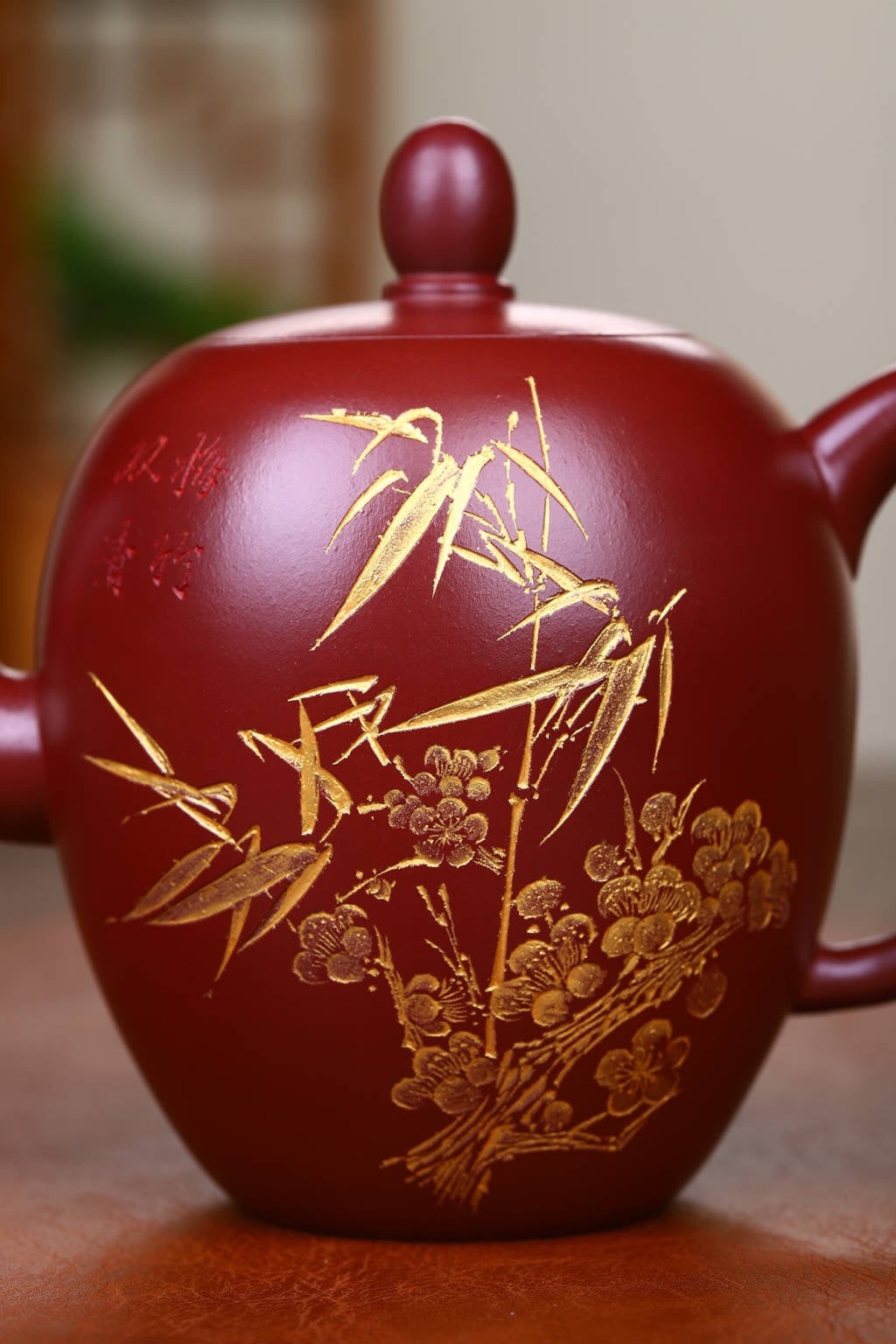 双工合作；双证书；范家一脉-大生传人，收藏佳品！！！准研高 收藏作品：【美人肩】 作者：范锡军（国家高级工艺美术师）字（茶墨全） 泥料：稀有龙血砂 容量：500cc 刻绘：韩小虎（研高双省名人） 工艺：手工鎏金 全手工亲制