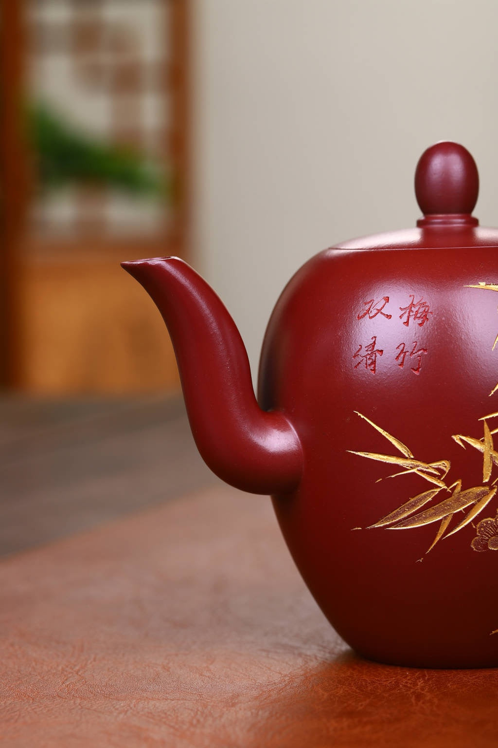 双工合作；双证书；范家一脉-大生传人，收藏佳品！！！准研高 收藏作品：【美人肩】 作者：范锡军（国家高级工艺美术师）字（茶墨全） 泥料：稀有龙血砂 容量：500cc 刻绘：韩小虎（研高双省名人） 工艺：手工鎏金 全手工亲制